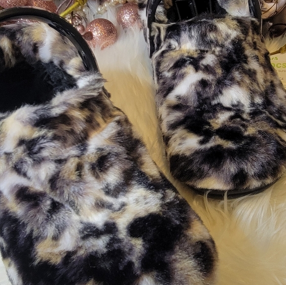 Crocs CLASSIC FUR SURE WOMEN CLOG - Picture 7 of 15